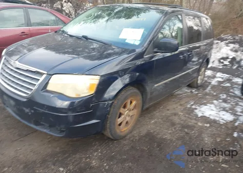 2010 Chrysler Town & Country Touring z USA, uszkodzony, nr VIN 2A4RR5D1XAR241014